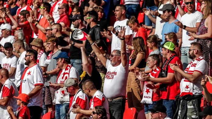 Fanoušci čekali od noci, na permice ale nedosáhli. Slavia udělala velké gesto
