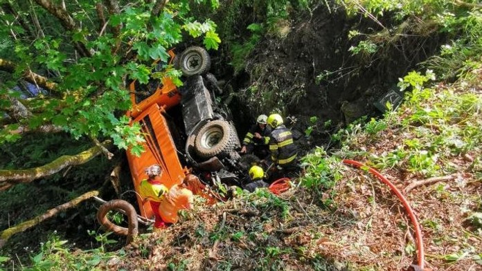 Řidiče na Klatovsku zavalilo vlastní auto! Na pomoc museli povolat jeřáb