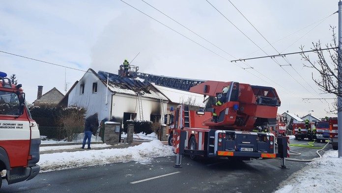 V Hradci Králové kompletně vyhořel rodinný dům. Škoda jde do milionů