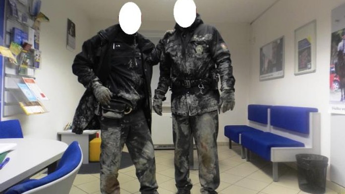 Nahý narkoman byl celý politý bílou barvou! Po policistech hodil květináč!