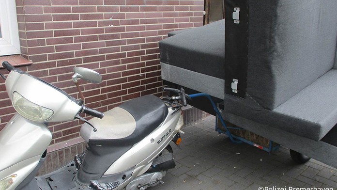 Policisté v šoku. Muž stěhoval gauč, táhl ho na dvoukoláku za skútrem