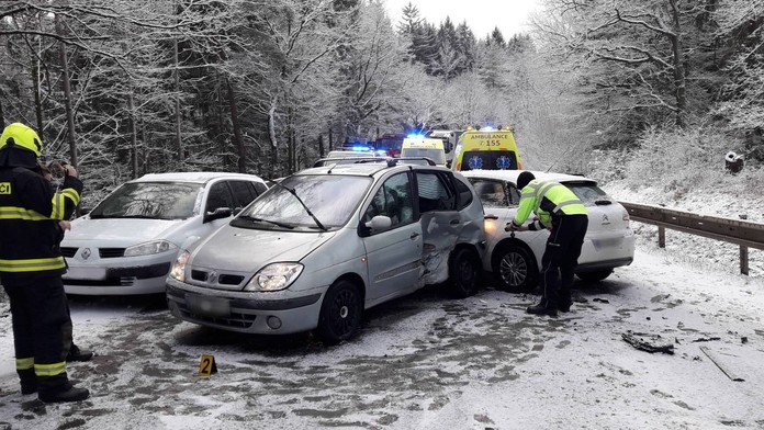 Na Plzeňsku havarovaly desítky řidičů! Sněžení se přesouvá na sever