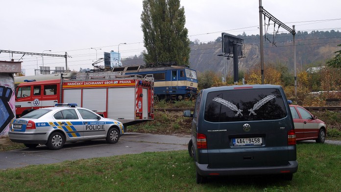 Smrt na železnici! Osobní vlak zabil na přejezdu člověka!
