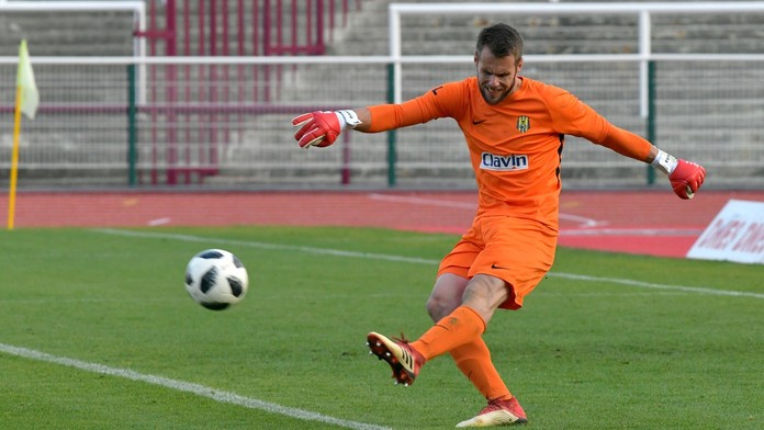 Plzeň se dotáhla na Slavii, Opavu srazil kiks brankáře Šroma