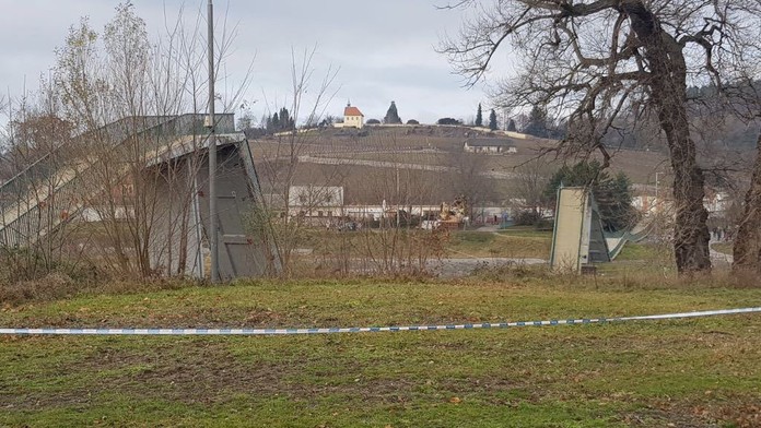 Trosky zřícené lávky v Troji čeká přesun! Začaly padat hlavy