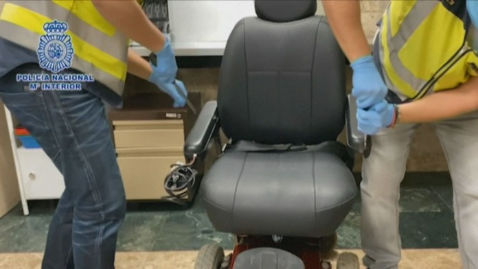 Vozíčkář pašoval téměř 10 kilo kokainu ve svém invalidním vozíku