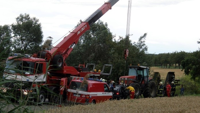 Traktor vrazil do auta. Dva zranění