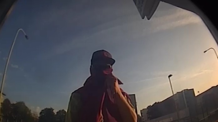 Muž v Praze ukradl platební karty a vybral 200 tisíc. Poznáváte ho?