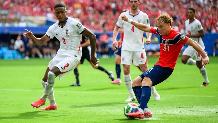 Andreas Schjelderup dává gól proti Anglii