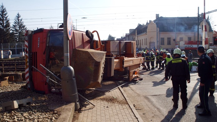 Řidič stroje nacouval do jedoucího vlaku, přizabil posunovače