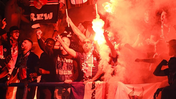 Fanoušci PSG se světlicemi