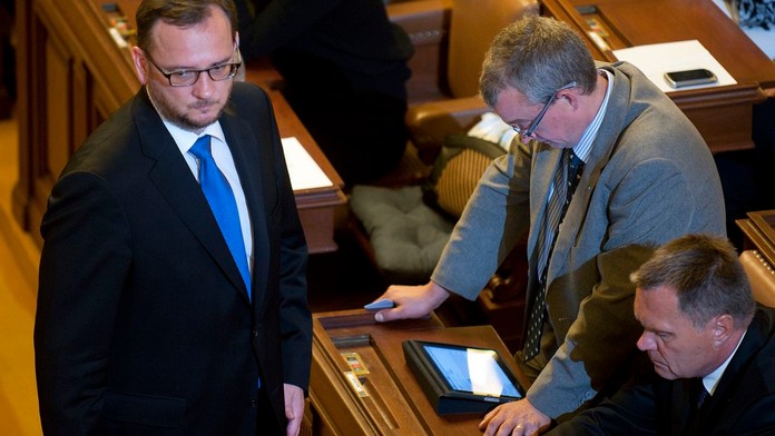 Petr Nečas se chce schovat za vousy před naštvanými občany, mají jasno čtenáři TN.cz