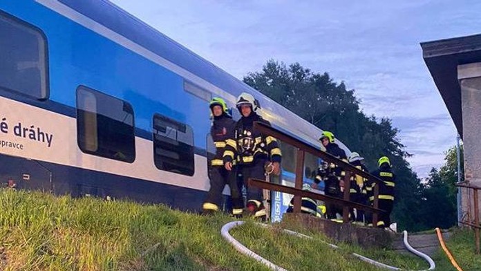 Požár zachvátil vlak na Děčínsku. Hasiči evakuovali 17 cestujících