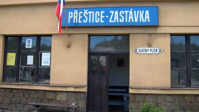 Na jižním Plzeňsku volí lidé i v bývalé čekárně zrušeného nádražíčka