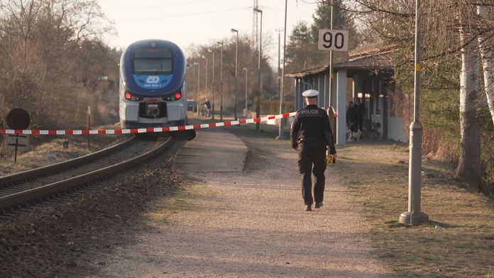 Přecházela koleje s mobilem v ruce. Ženu (†22) srazil vlak