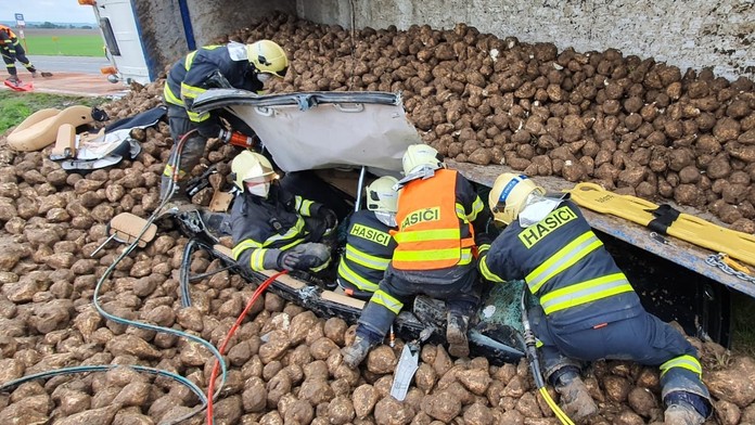 Kamion se po srážce převrátil na osobák, který ke všemu zasypala řepa