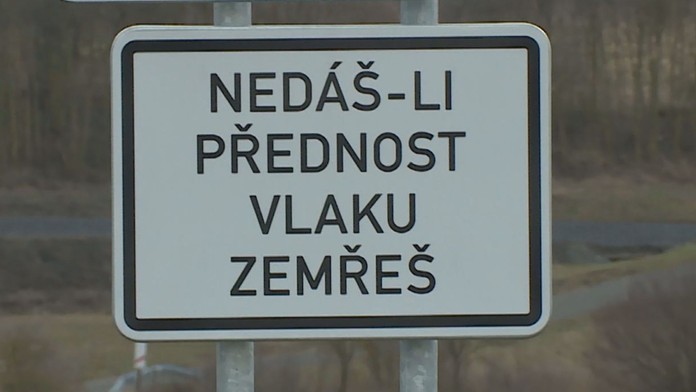 Na železničních přejezdech neumírají jen řidiči. Kde hrozí největší riziko?