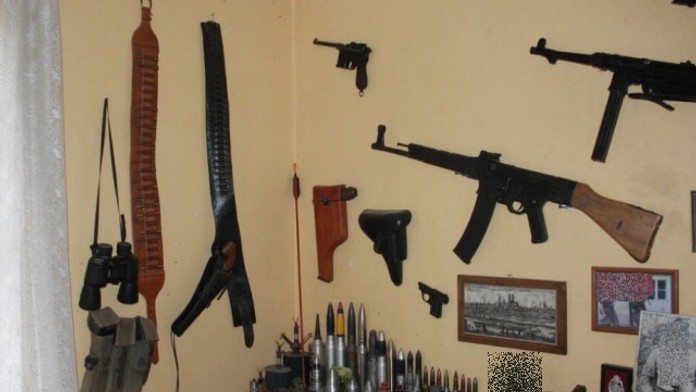 Granáty, mina, náboj do děla. Muž měl doma hotovou zbrojnici