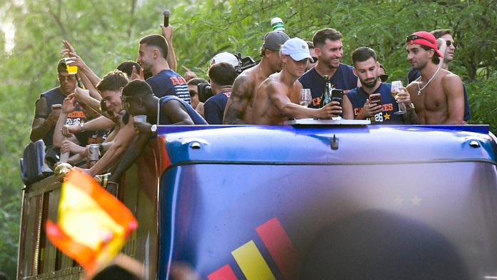 Fotbalisté Španělska slaví na střeše autobusu