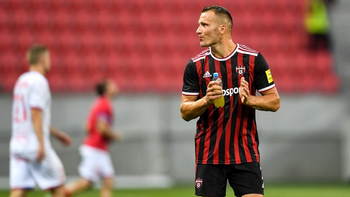 Bývalý sparťan úžasnými nůžkami vystřelil postup. Škrtel skákal v lóži