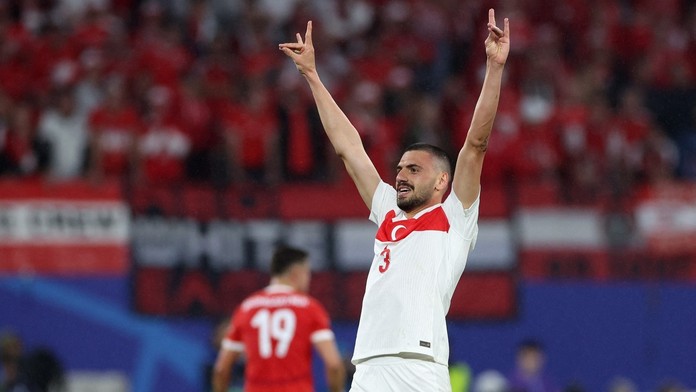 Demiralovi odhalili sochu. Vyobrazen je s typickým "vlčím pozdravem"
