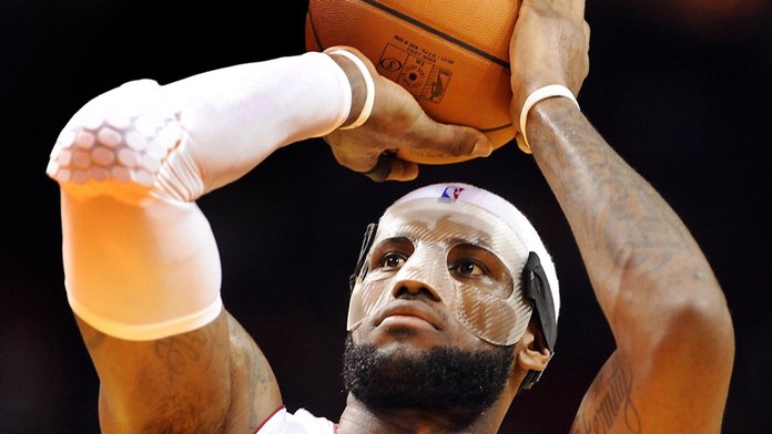 Muž s maskou dal 61 bodů! V NBA nemá konkurenci