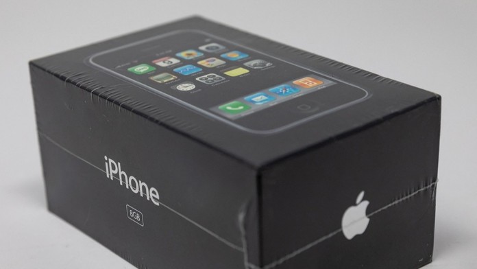Starý telefon se prodal skoro za milion. Velkou cenu mají i další věci