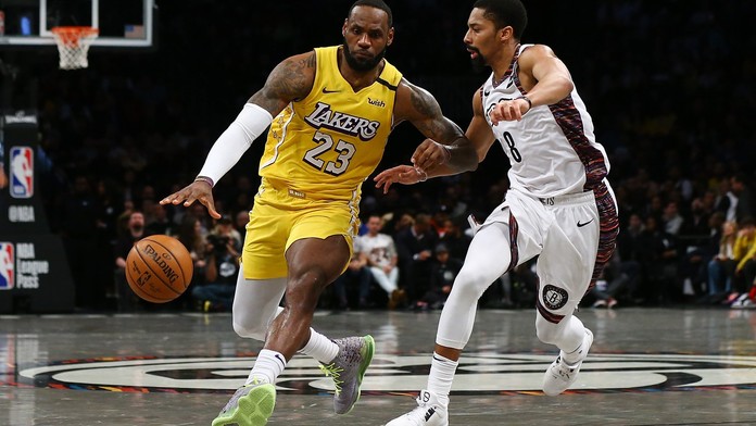 LeBron pomohl triple doublem k výhře Lakers, Lillard nastřílel 47 bodů
