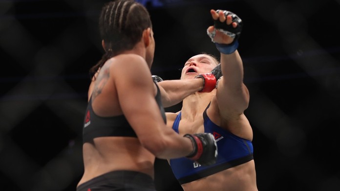 Konec Rousey? Nunes s bývalou šampionkou zametla! VIDEO