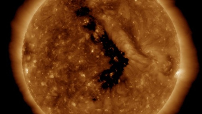 Sluneční vítr z koronální díry vyvolá na Zemi geomagnetickou bouři