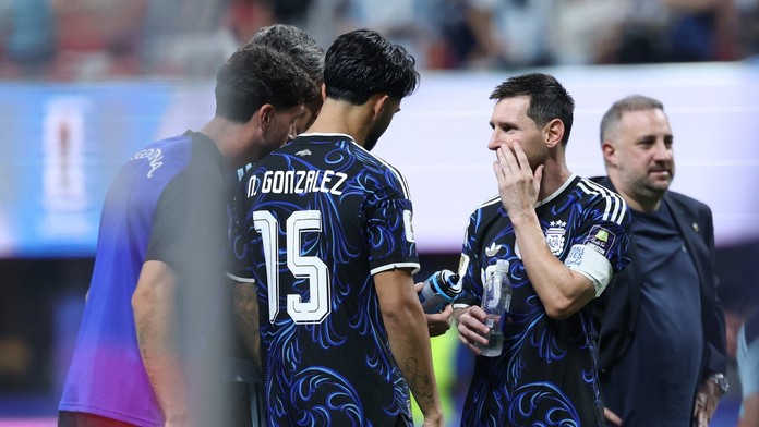 Fotbalisté Argentiny diskutují nad lahví Jordana Pickforda
