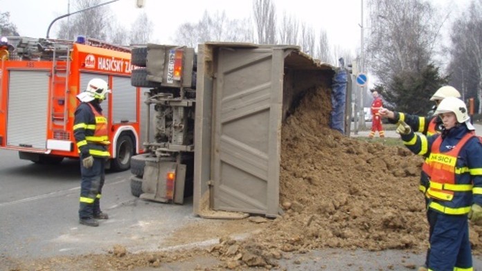 Šest nehod za jediný den, hasiči mají napilno