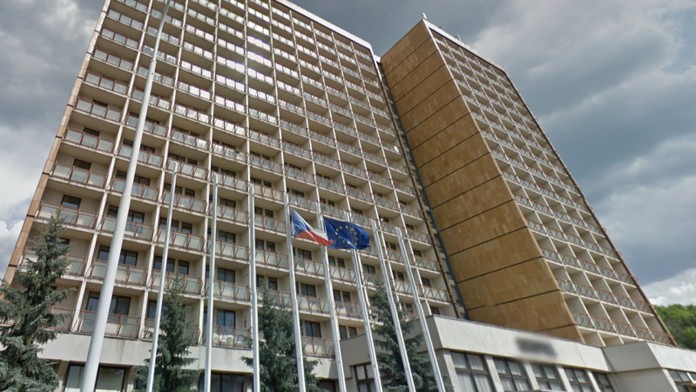 Z univerzitního hotelu vyskočila mladá žena! Vedení školy mlčí