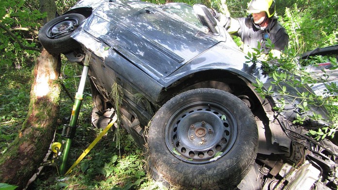 Senior v octavii vyletěl ze silnice a narazil do stromu. Na místě zemřel