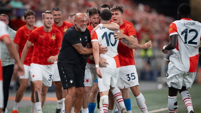 Milan Český se raduje s hráči Slavie