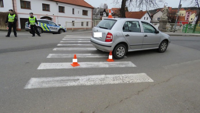 K přechodu se rychle hnalo auto, chlapce zachránila jeho sestra!