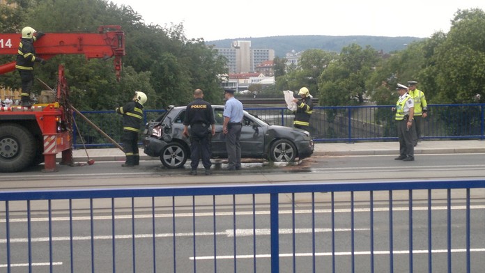 Ujíždějící řidič "zaparkoval" v Brně audi přímo do řeky
