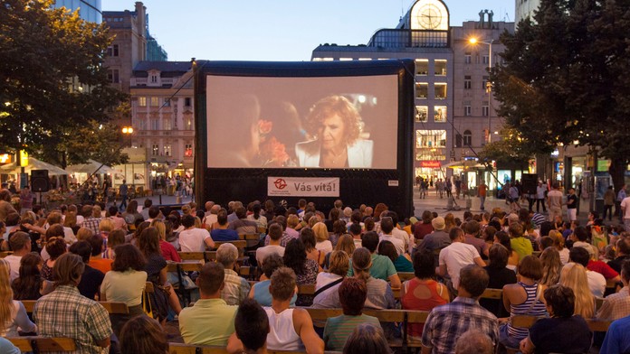 Kam za filmy pod širé nebe: VELKÝ PŘEHLED letních kin