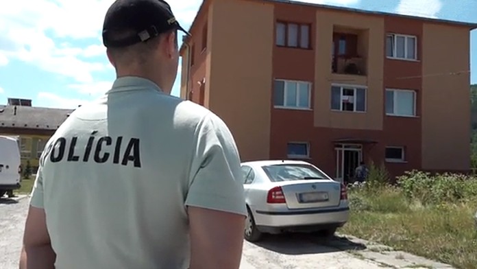 Matouš (18) pobodal matku (49). Pak se zabil skokem z okna
