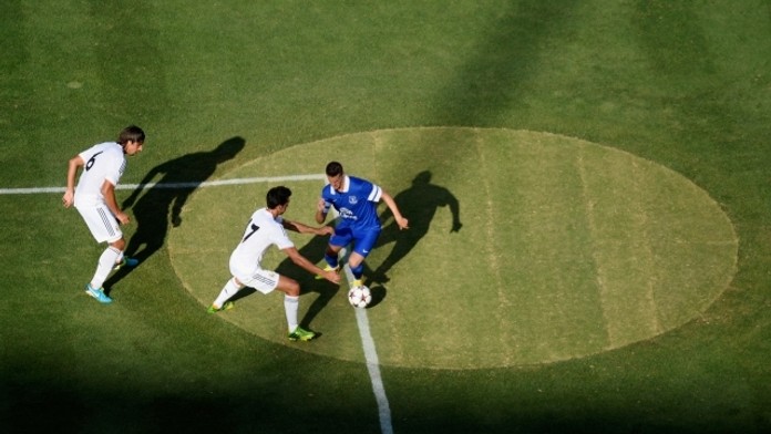Fotbal na baseballovém hřišti! Realu slalom mezi metami nevadil