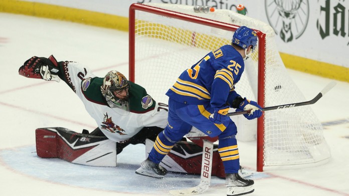 Vejmelka při premiéře v NHL zářil. Arizona padla až po nájezdech
