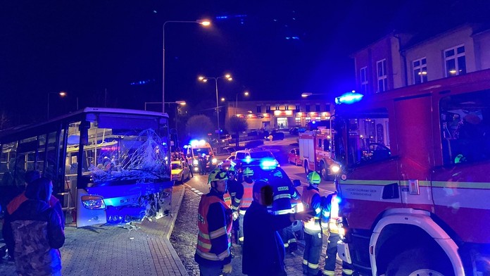 Autobus se srazil s autem na Plzeňsku. Nehoda zablokovala silnici