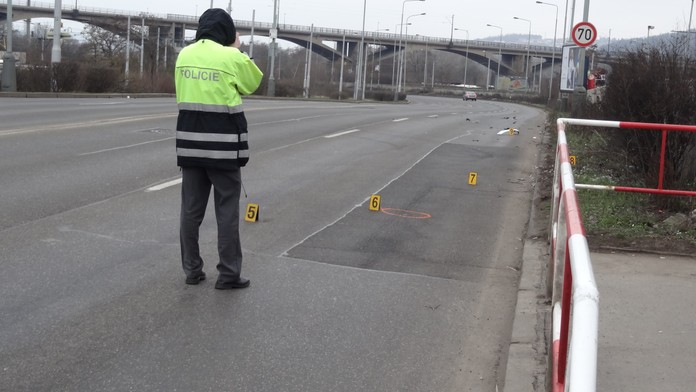 Řidič způsobil chodci vážná zranění, z místa nehody ujel