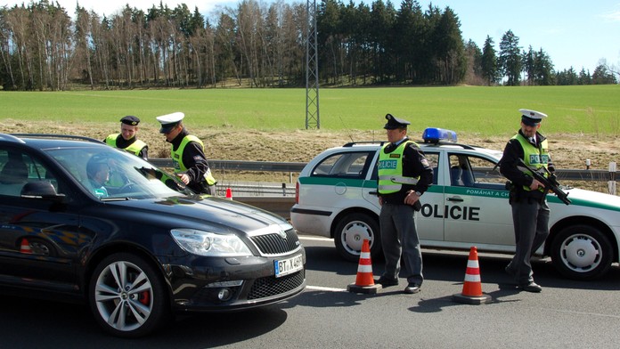 Řidič vypil LÁHEV VÍNA, kličkoval po cestě a PRCHAL před POLICISTY! MĚL 2,5 PROMILE!
