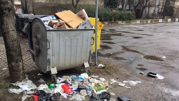 Popelářské auto v Bratislavě slisovalo muže, který byl v kontejneru. Zemřel