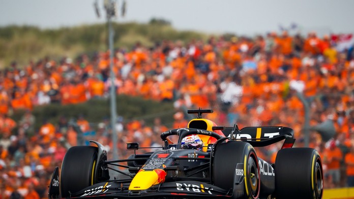 Verstappen triumfoval i v Nizozemsku, Hamilton přišel v závěru o stupně vítězů