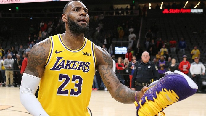 LeBron nechal vyniknout parťáky, nakonec ale slavil jubileum