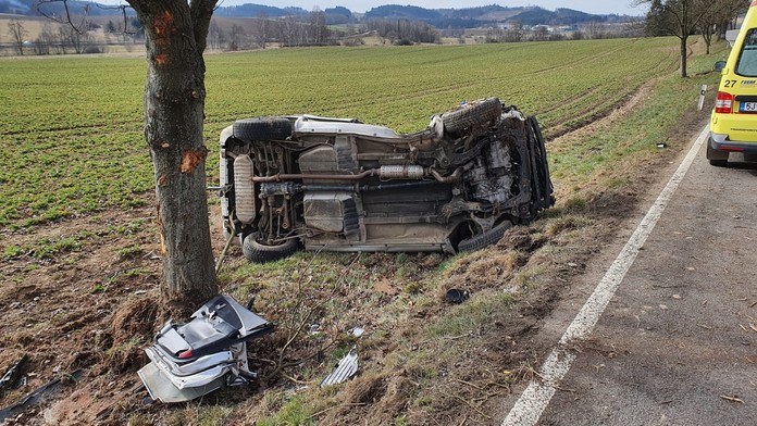 Řidič narazil se škodovkou do stromu. Záchranáři už mu nemohli pomoci