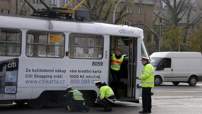 Tramvaj na Žižkově srazila chodkyni! Z pod tramvaje ji vyprostili hasiči