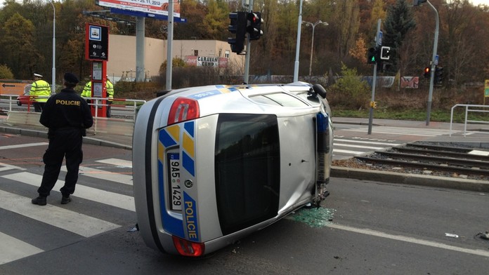 Policejní vůz zablokoval po nehodě dva jízdní pruhy